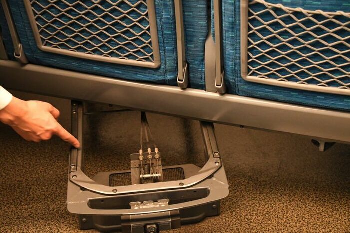 車内を循環した空気は座席下にある排出口へ