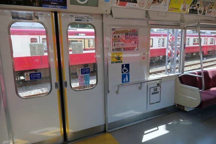 ドア横の車いすスペース