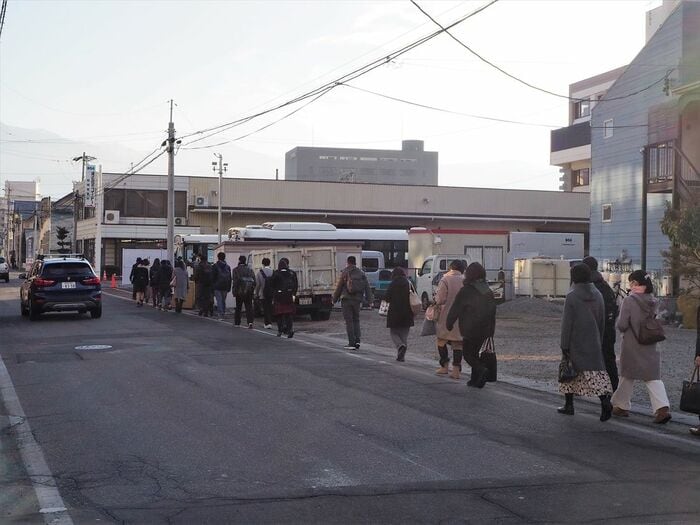 駅からバス乗り場まではやや離れている