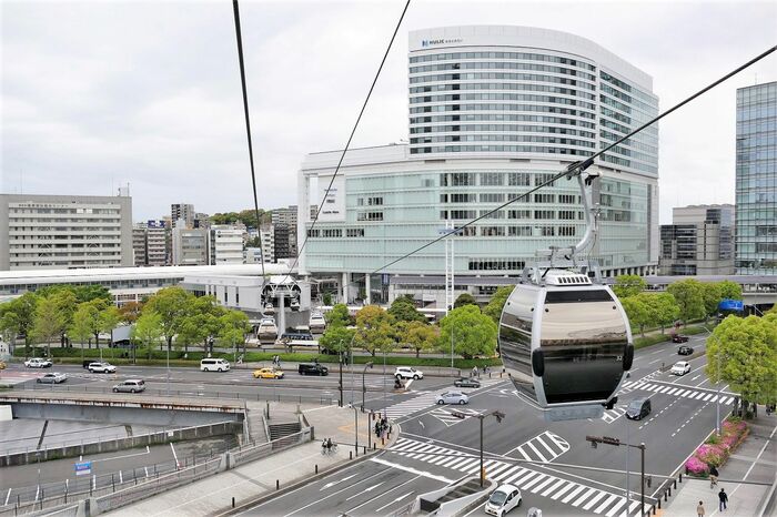 桜木町駅付近は車道や歩道の上空を通る