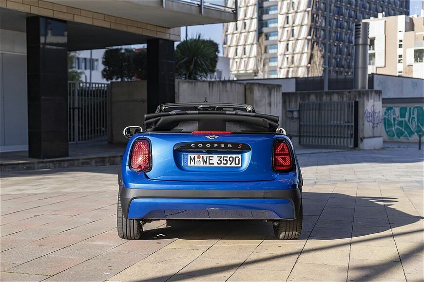 MINI（ミニ）の新型「ミニ・クーパー・コンバーチブルS」（写真：MINI）