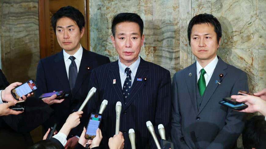 記者団の質問に答える日本維新の会の前原誠司共同代表（中央）。自公との電撃合意は党内での前原氏の求心力を高めるかもしれない（写真：時事）