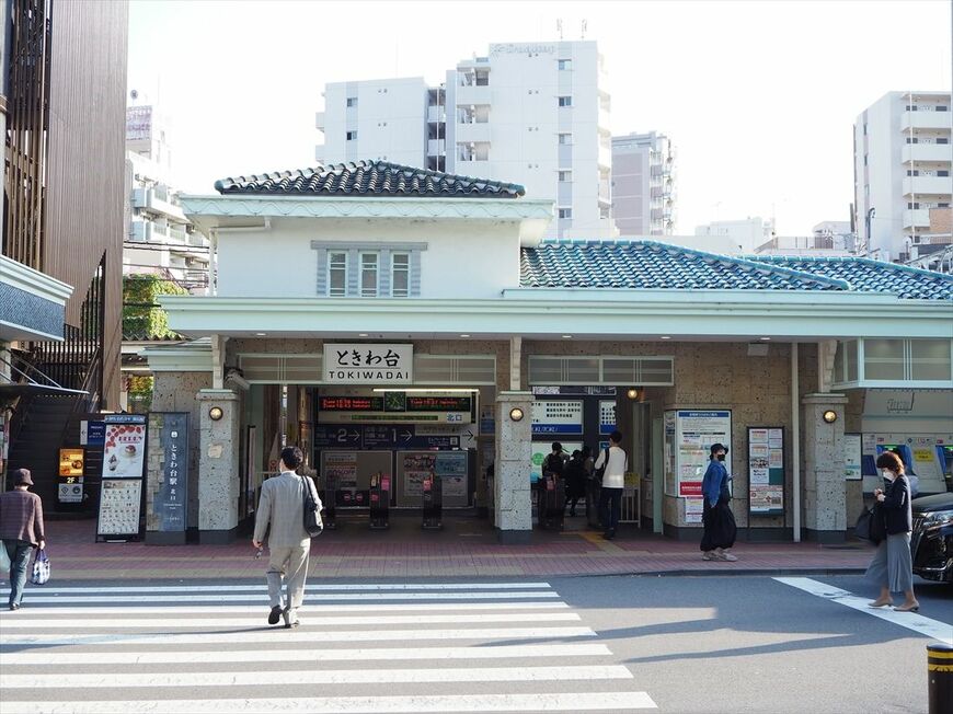 三角屋根と3連の窓、大谷石が特徴のときわ台駅舎（記者撮影）