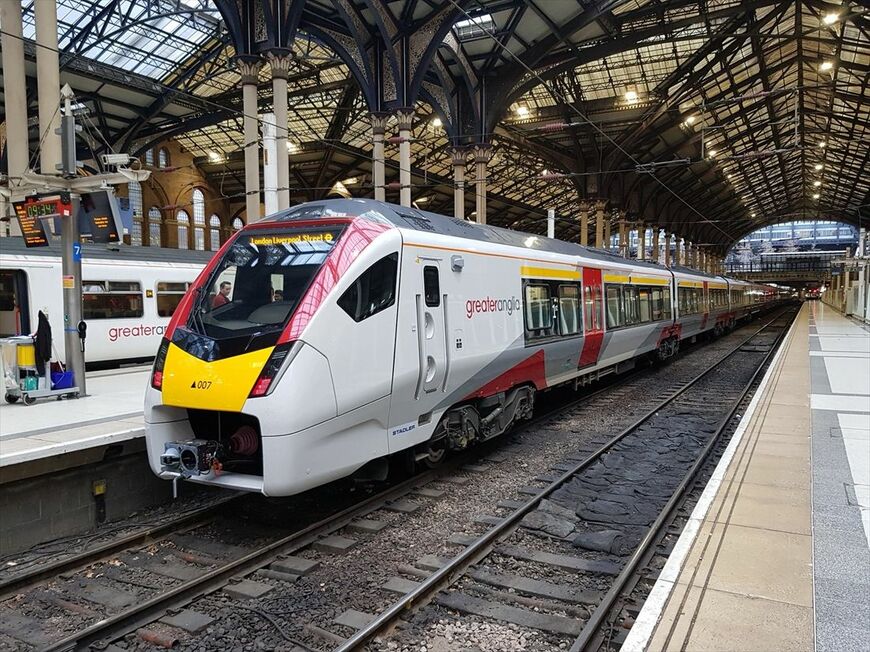 2025年10月に国営化された運行会社「グレーター・アングリア」のロンドンのターミナル、リバプール・ストリート駅に停車する新型車両クラス745（写真：Greater Anglia）