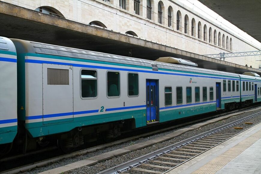 イタリアの低床客車PR型。窓配置が特徴的（撮影：橋爪智之）