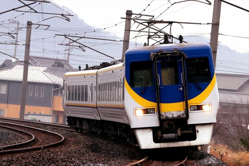 8000系は流線形先頭車のほかに貫通型の先頭車がある（撮影：南正時）