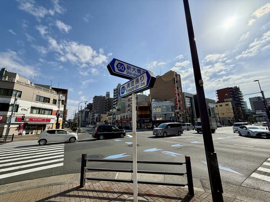 森下駅前の新大橋通りと清澄通りの交差点。付近にタワマンや高層ビルはない（写真：筆者撮影）