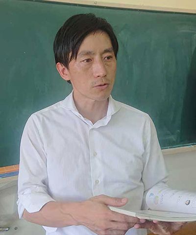 松尾英明（まつお・ひであき）千葉県公立小学校教員「自治的学級づくり」を中心テーマに千葉大附属小などを経て研究し、現職。単行本や雑誌の執筆のほか、全国で教員や保護者に向けたセミナーや研修会講師、講話などを行っている。学級づくり修養会「HOPE」主宰。ブログ「教師の寺子屋」主催。近著に『不親切教師のススメ』（さくら社）（写真：松尾氏提供）