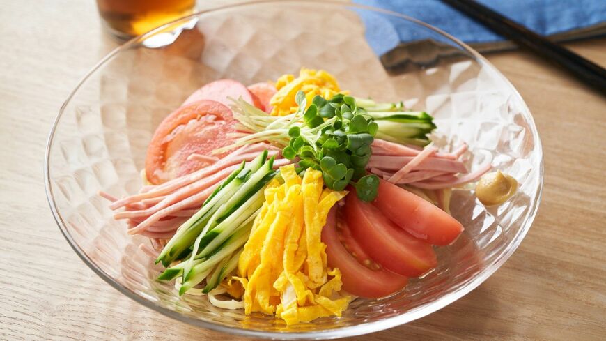 いつもの冷やし中華を「腸活料理」に変える方法とは？（写真：shige hattori／PIXTA）この記事の画像を見る(◯枚)