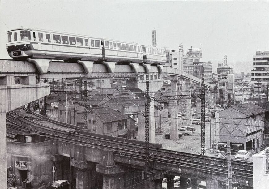 山陽電鉄の線路をオーバークロスするモノレール（写真：姫路市）