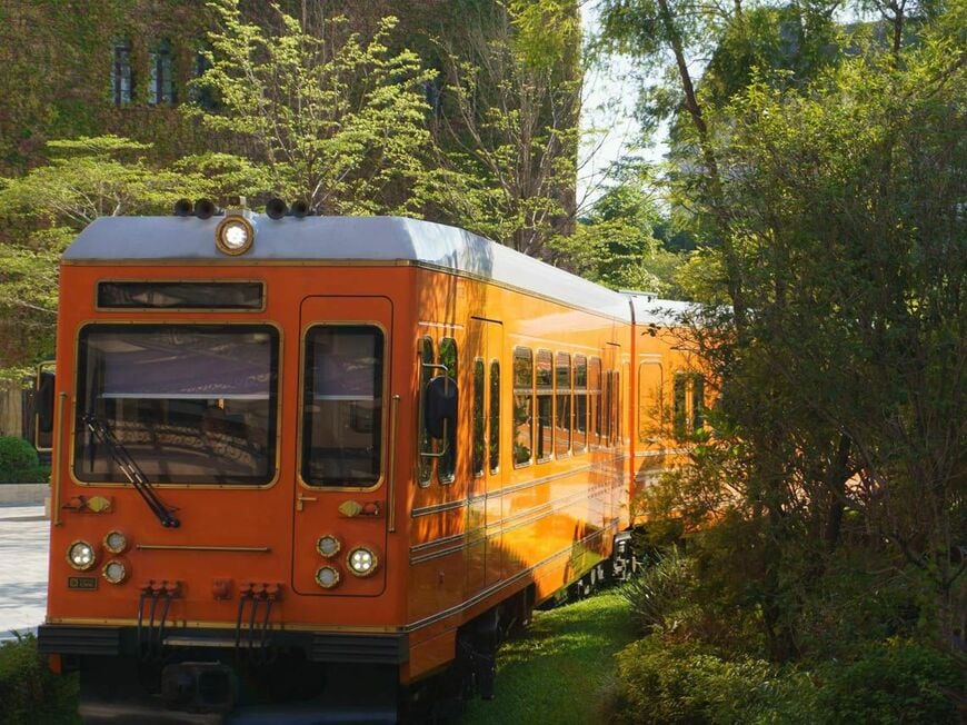各エリアを結ぶオレンジ色の構内列車