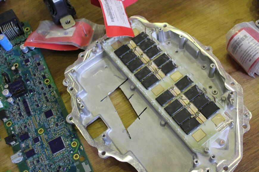 モデルYのインバーター。半導体材料に耐熱性に優れる炭化ケイ素を採用（記者撮影）