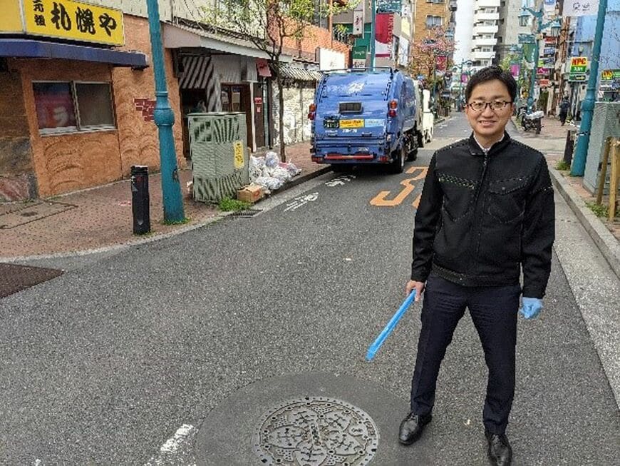二村孝光さん。毎朝出社前にごみ拾いを行っている（写真：二村孝光さん提供）