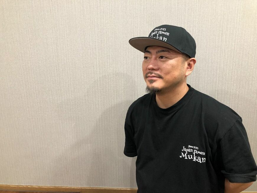 店主・小松崎敏さん。元ボクシングのトレーナーという異色の経歴ながら、これまでに出した店はすべてヒットするという、天才的な商才を持っている（筆者撮影）