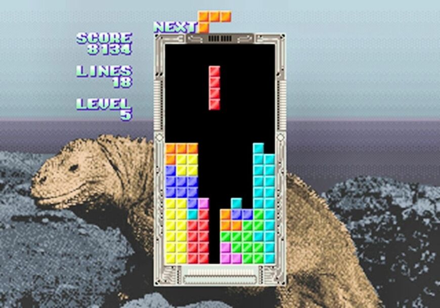 ソビエト連邦のコンピュータ科学者アレクセイ・パジトノフが1984年に考案した落ちものパズルゲームの始祖であり傑作『テトリス』。さまざまな形のピースをはめていく箱詰めパズル「ペントミノ」をもとにして、ピースが降ってきて隙間なく埋めるゲームをつくるが、あっという間に画面がいっぱいになり終わってしまうので、「一段隙間なく埋まると消滅する」というしくみを追加した（Tetris ® & © 1985~2025 Tetris Holding.）