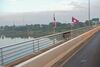 タイ＝ラオス友好橋の中間地点。両国の国旗が見える