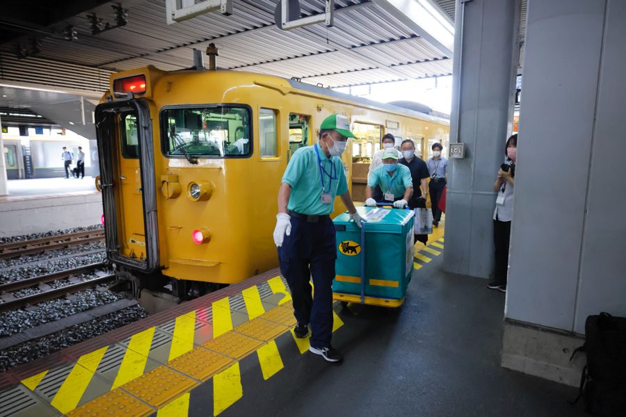 岡山での停車時間は5分間。 その間に結束を解き荷物を下ろす。もちろん利用者の乗降が最優先（写真：村上悠太）