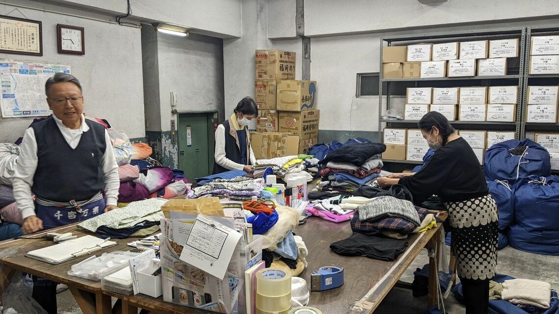 仕分け作業をする羽田社長