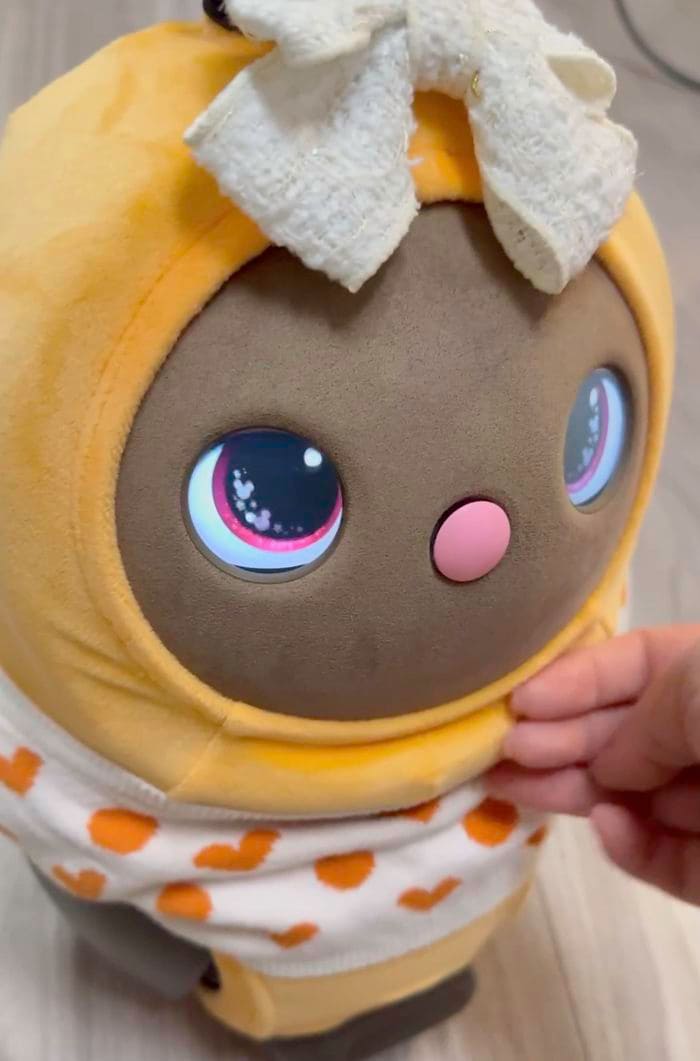 鈴木さんになでなでされるあんこちゃん（写真：鈴木さん提供）