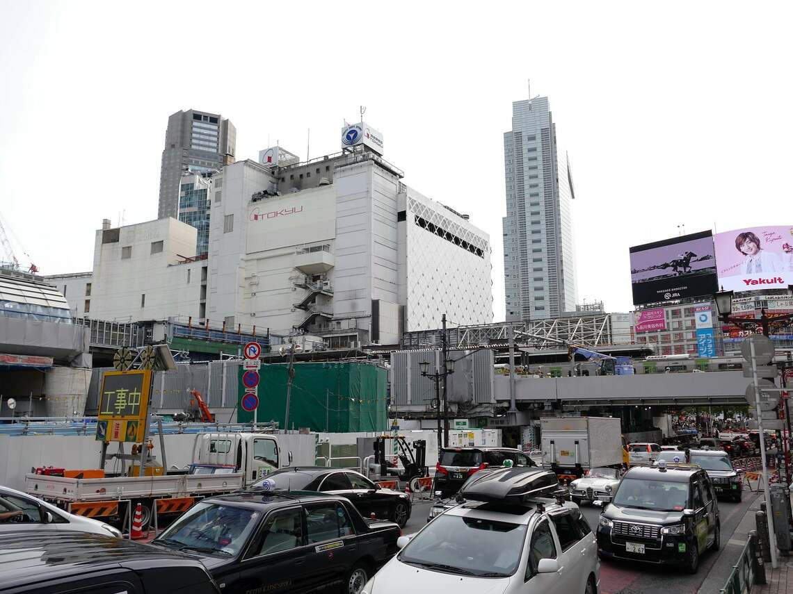 工事が続く渋谷駅東口。白い建物は3月に閉館した東急百貨店東横店。将来は線路を覆うように「渋谷スクランブルスクエア」の中央棟・西棟が建つ（記者撮影）