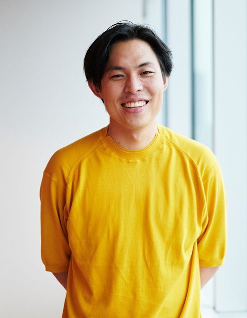カウシェ代表取締役の門奈剣平氏。日本と中国のハーフで、15歳まで上海に在住。2012年よりホテル予約サービスのLoco Partnersに入社。後に執行役員も務める。カウシェでは新たな産業構造の構築とともに、「新しい働き方」も追求しており、フルリモートを実施、「複業」社員も多く採用している（写真：カウシェ）