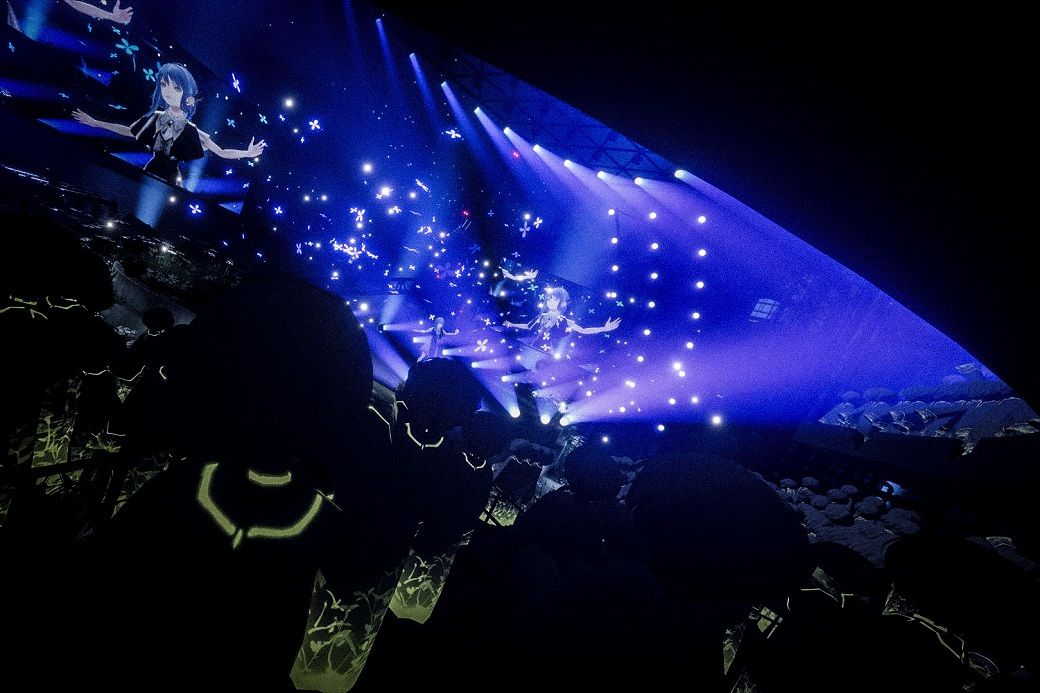 交流型メタバースのVRChatで開催されたバーチャルライブ「CIEL LIVE SHOWCASE at VRChat」。現実のライブハウスを彷彿とさせる空間が弾け飛び、天井も壁もない広々とした空間へ転換させていた（筆者撮影）