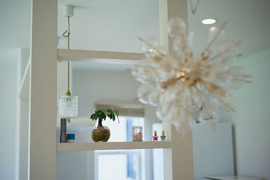 照明器具もひとつひとつ個性あるものを採用。ダイニングに選んだシャンデリアは、ほんのり愛らしさが漂うピンクゴールドで、「ピンクが好き」というみなこさんの好みが反映されています（写真撮影：相馬ミナ）