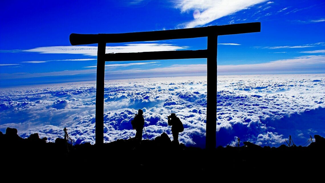 富士山山頂から雲海を望む（写真：iStock/BankGiga）