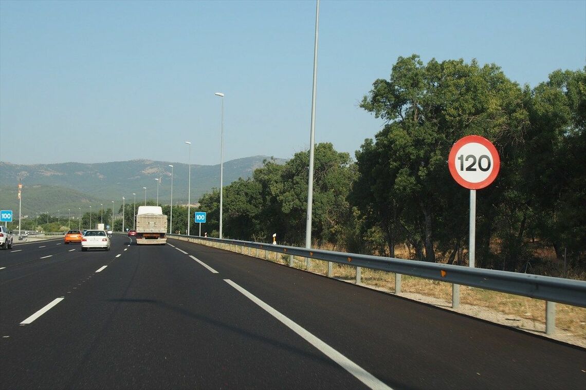 スペインの高速道路は原則、時速120km制限（筆者撮影）