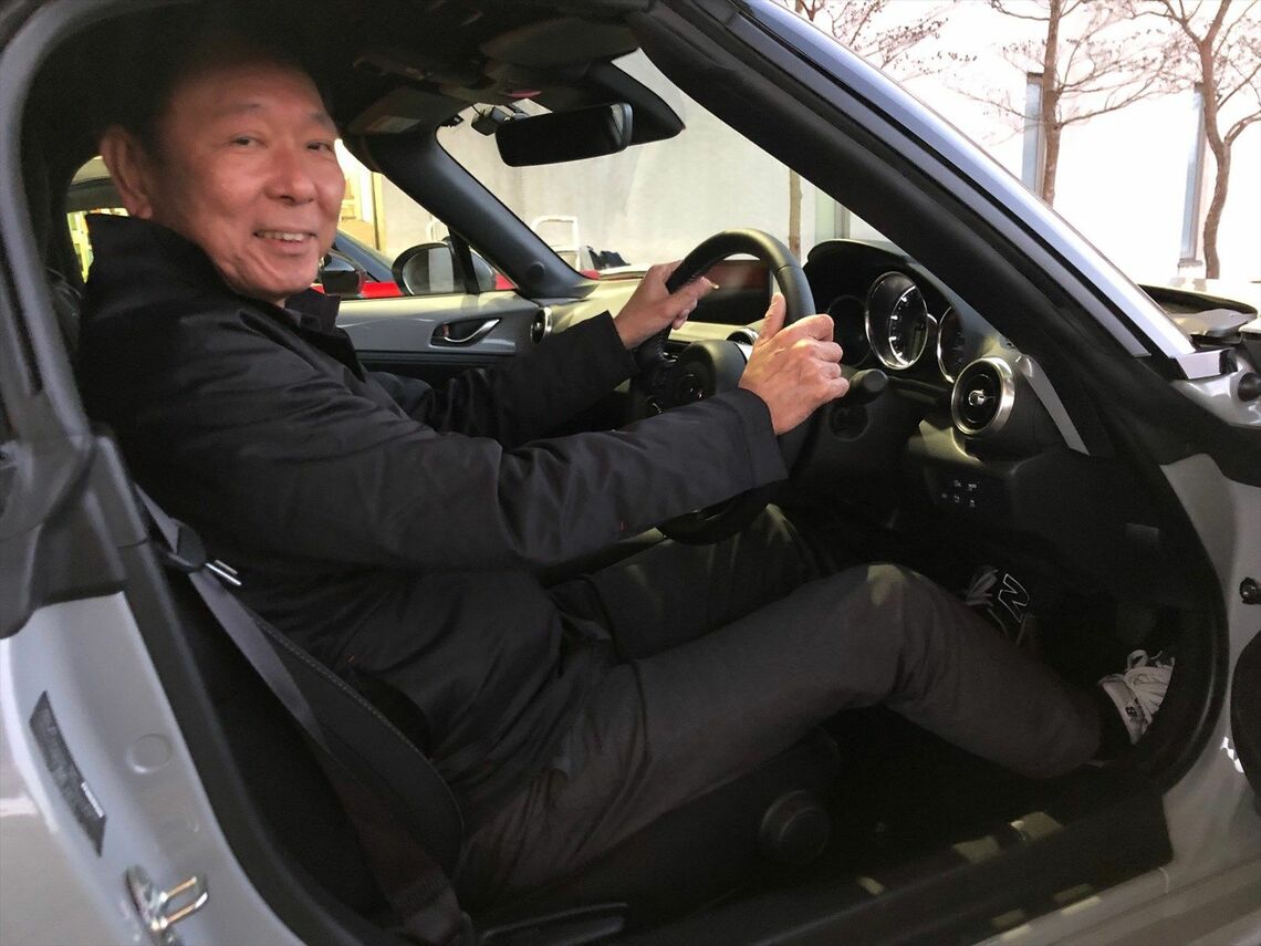 新型ロードスターの運転席に座る齋藤主査（筆者撮影）