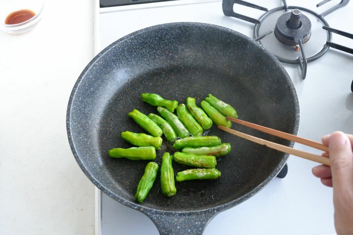 中火で焦げ目をつけたししとう