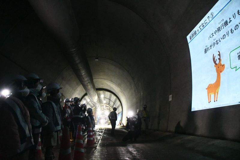 トンネルの中間地点で説明会（記者撮影）