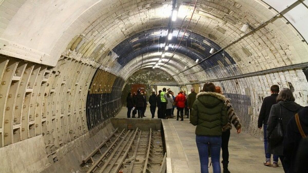 ロンドン地下鉄の｢廃駅探険ツアー｣は超レア 大英帝国が誇る100年