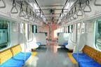 車内は「セミクロスシート」の座席配置