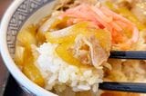 透明になるまでしっかり煮込まれ、黄金色に輝く玉ねぎ（筆者撮影）