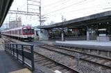 ホームに入線する京都行きの急行（記者撮影）