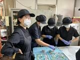 取材当日、琥珀糖の新パッケージについてスタッフ全員でアイデアを出し合ってテンポ良く決めていた。アットホームな雰囲気だ（筆者撮影）
