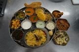 クッキングイベント「Indian Cooking Party」で日本人のカレーマニアがインド人に振る舞ったベジビリヤニと11種類のカレーが入ったオリジナルターリー（食器提供：アジアハンター、写真：八木さん提供）