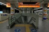 地下1階から地下2階への階段（記者撮影）