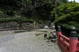 極楽橋は線路のすぐそば（記者撮影）
