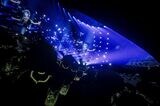 交流型メタバースのVRChatで開催されたバーチャルライブ「CIEL LIVE SHOWCASE at VRChat」。現実のライブハウスを彷彿とさせる空間が弾け飛び、天井も壁もない広々とした空間へ転換させていた（筆者撮影）