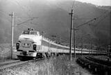 米原経由だった時代の特急「雷鳥」。ボンネット型先頭車の編成が北陸本線の余呉付近を走る（撮影：南正時）