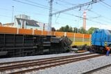 車体が折れ曲がっている様子が分かる（撮影：橋爪智之）