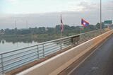 タイ＝ラオス友好橋の中間地点。両国の国旗が見える＝2023年1月（写真：ひで＠のんかい）