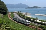瀬戸内海沿いを走る呉線の電車（撮影：南正時）