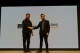ジューCTO（左）とAWSのエリック・チェン氏