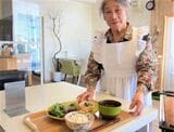 利用者の佐々木敬子さん（81歳）は「ここに来るのが楽しみで元気が出る」とほほ笑む（写真：池田介護研究所提供）