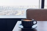 コーヒーを飲みながら窓の外を眺める。高級ホテルのレストランは、眺望もごちそう（写真：筆者撮影）