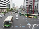 錦糸町駅前の交差点を走る都バス（記者撮影）