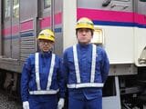 京王電鉄車両電気部若葉台検車区指導技術掛の松浦浩一さん（左）と若葉台工場研修担当の蓑祐史さん（記者撮影）